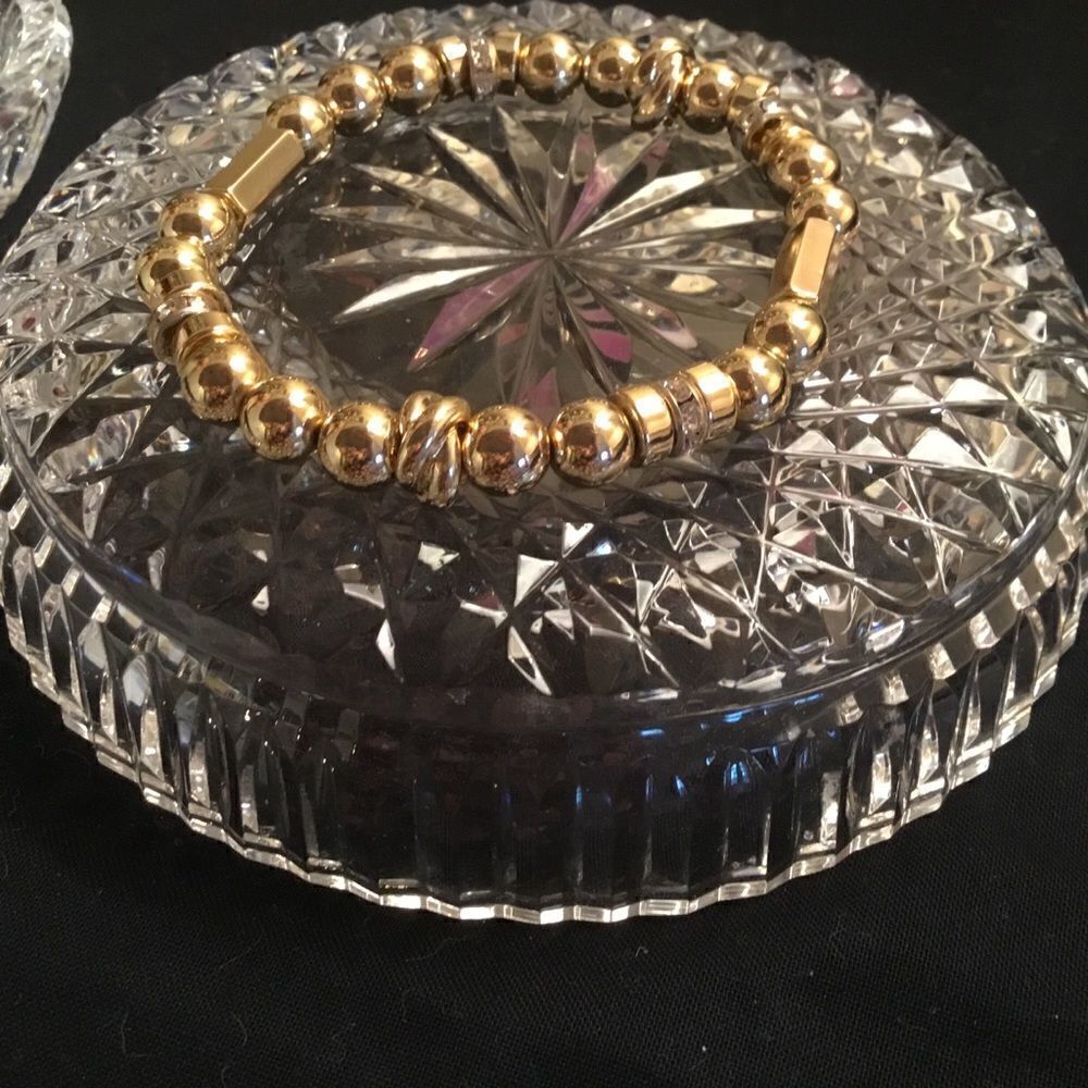 NWOT. Goldtone Stretch Adjustable Bracelet